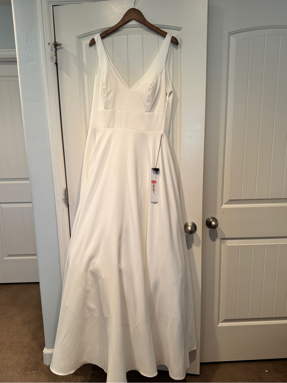 New with Tags Helena White Sheath Dress with V Detail size 14